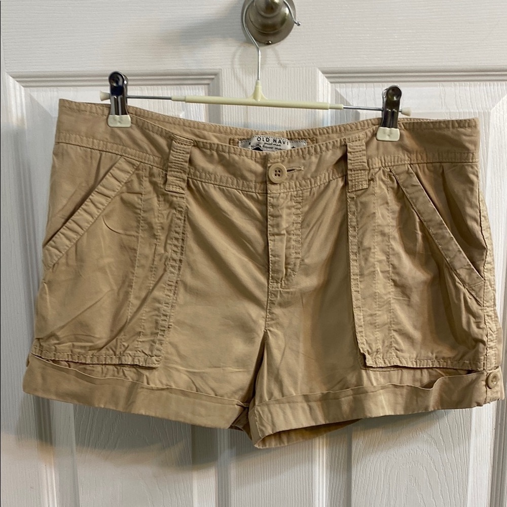 Old Navy Mid Rise Roll up Hem Khaki Chino Shorts Women’s Size 8 Waist 33 inches